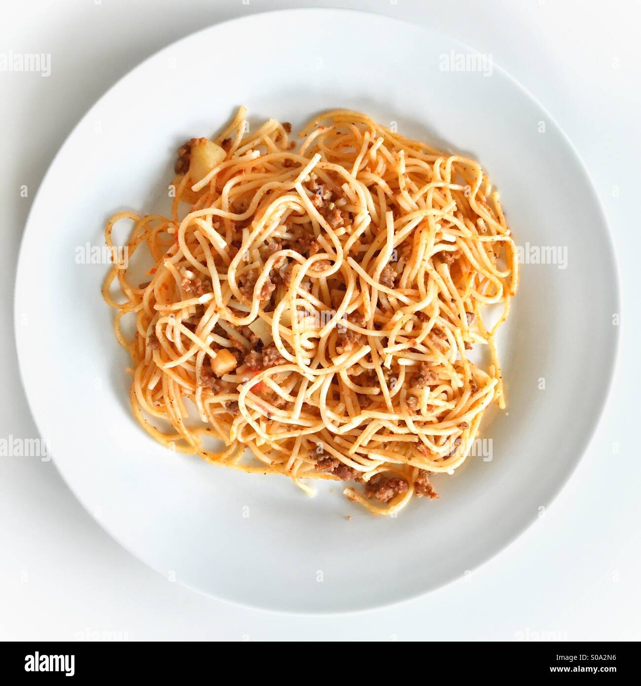Spaghetti su una piastra bianca - Immagine stock catturata con smartphone