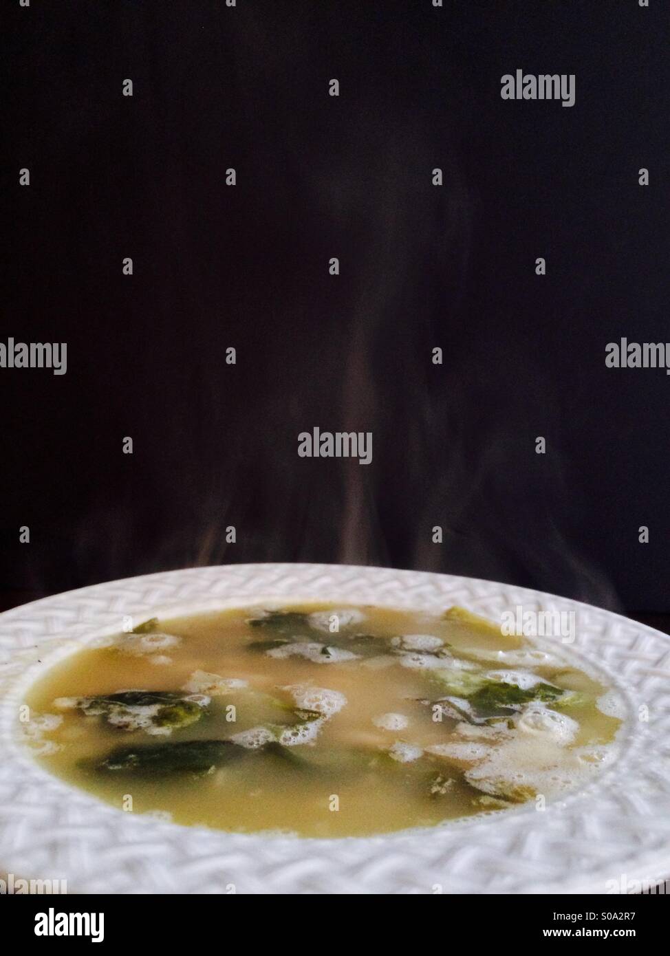 La scarola e bianco zuppa di fagioli - Immagine stock catturata con smartphone
