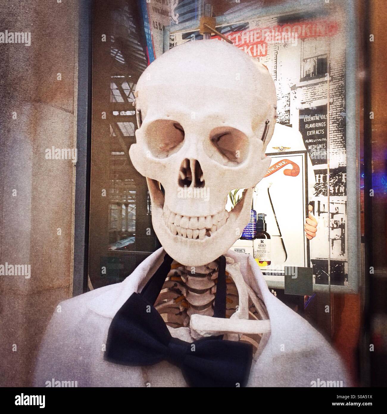 Lo scheletro di un manichino vestito fino al di fuori di un negozio, REGNO UNITO Foto Stock