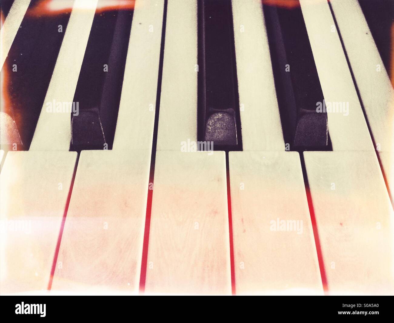 Chiudere l immagine di un tasti di pianoforte. In bianco e nero i tasti - Immagine stock catturata con smartphone