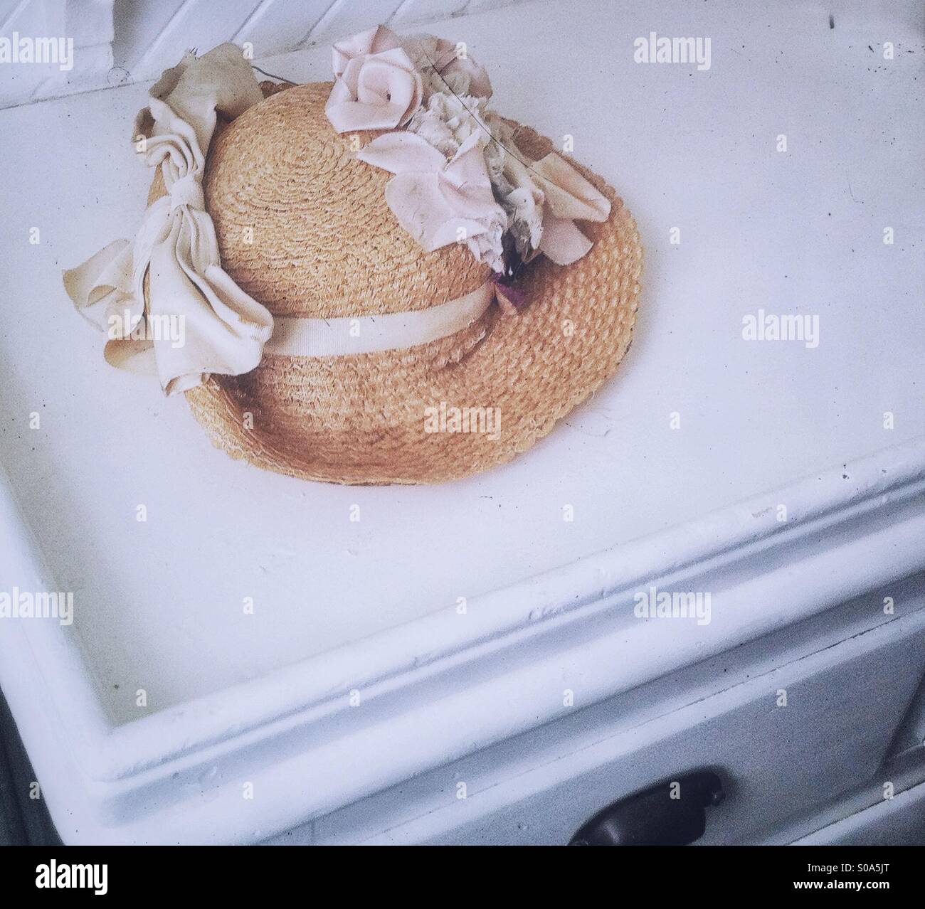In stile vittoriano vintage cappello di paglia con fiori di seta su bianco  verniciato comò invecchiato Foto stock - Alamy