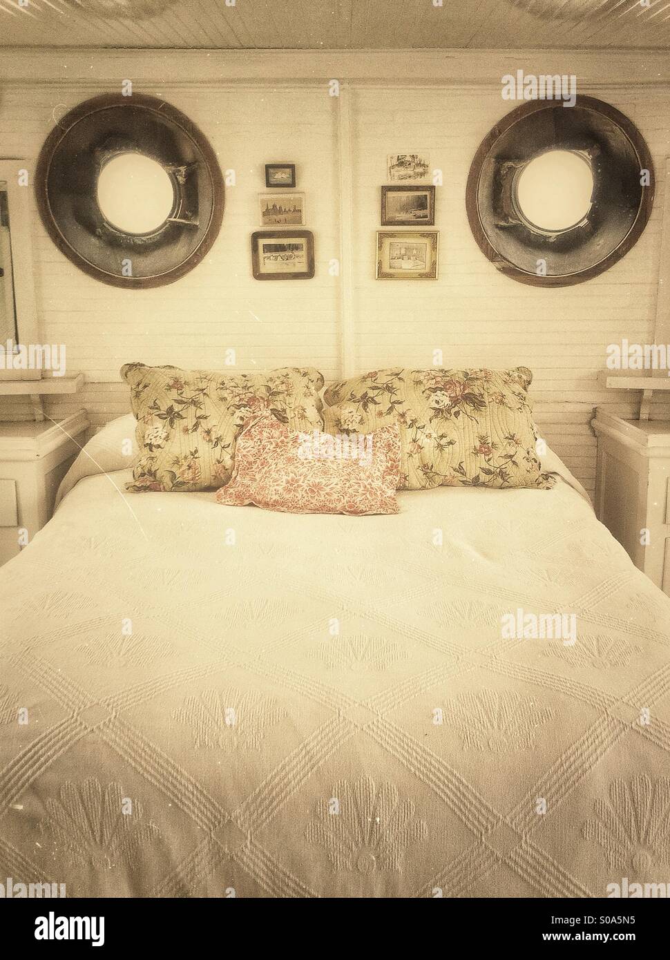 Vintage nave di legno camera con letto in stile Vittoriano - Immagine stock catturata con smartphone