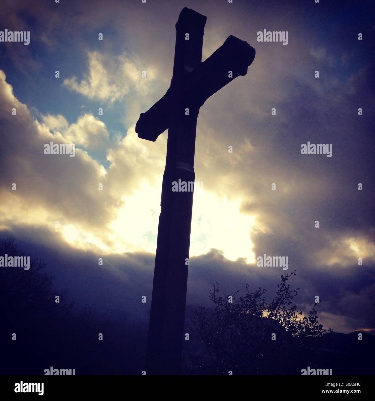 Francese / Croce crocifisso contro un moody nuvoloso grigio cielo tempestoso dopo un inverno tempesta di neve. Saint-Germain-la-Chambotte, Rhone-Alpes. Sul D991B strada sopra il Lac du Bourget in Savoie Franceb Foto Stock