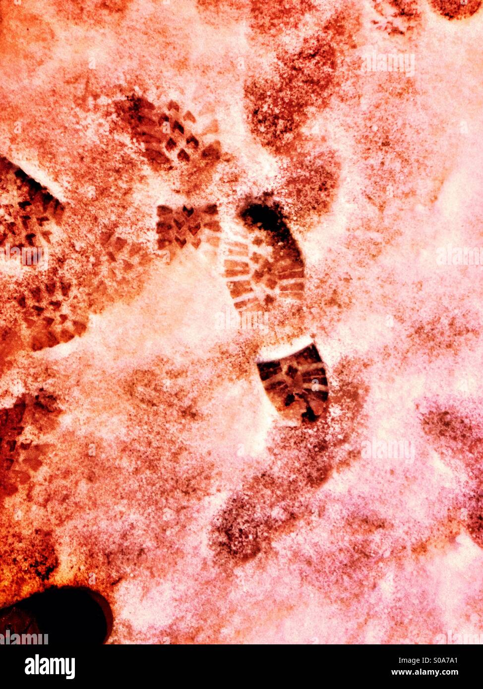 Omicidio scena nella neve - Immagine stock catturata con smartphone