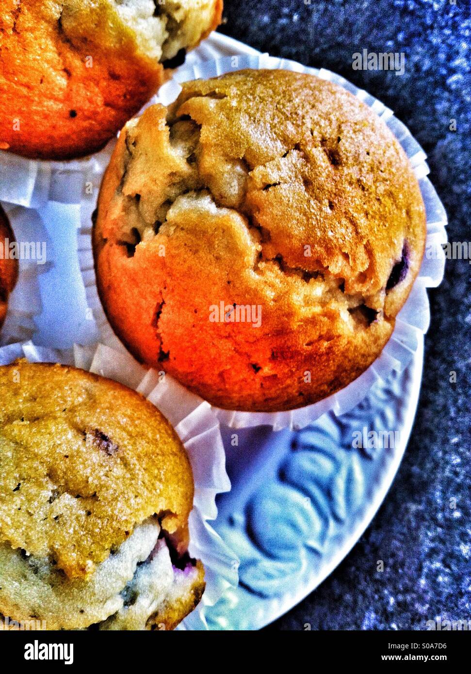 Muffin ai mirtilli su una piastra - Immagine stock catturata con smartphone