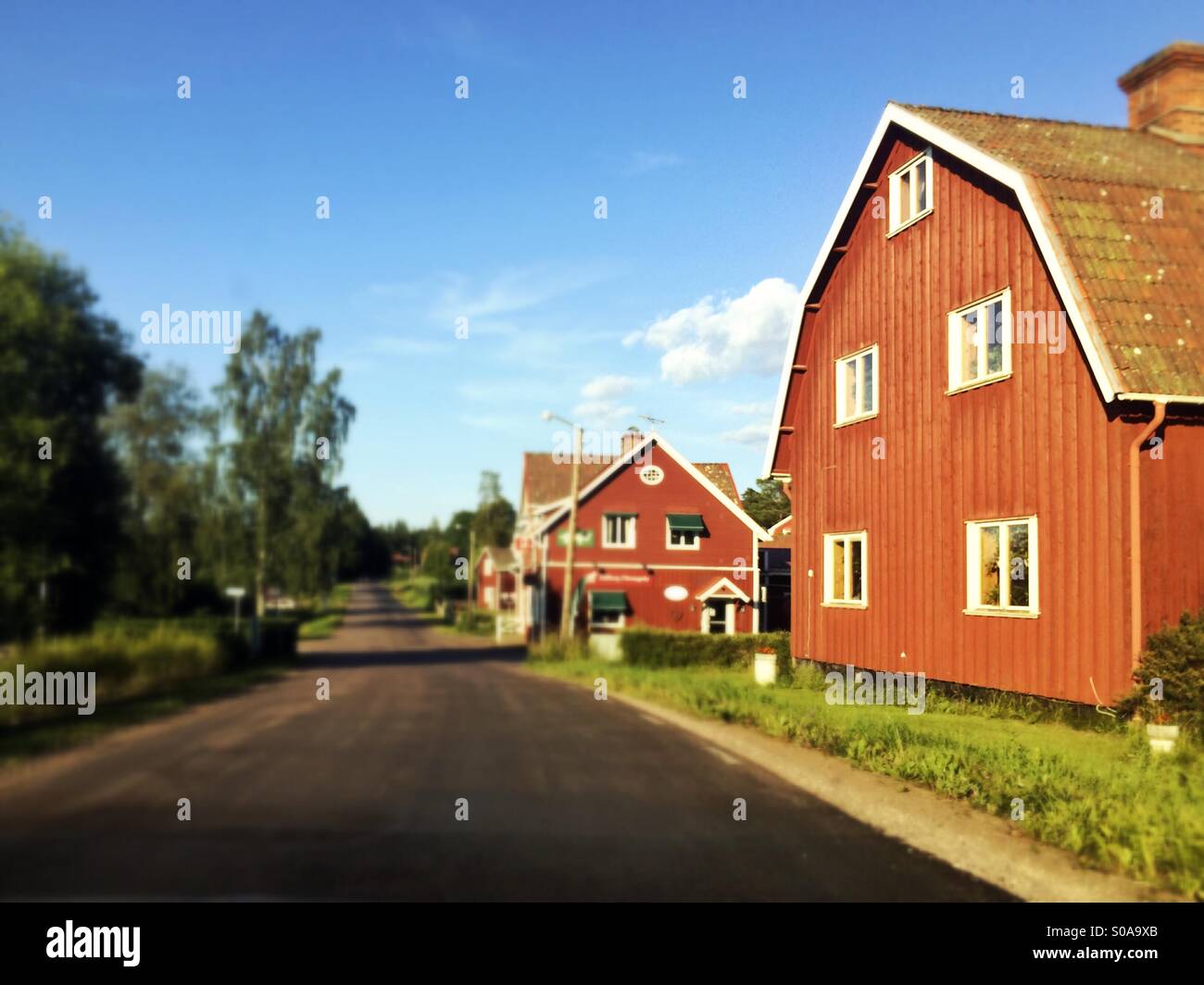 Falu tradizionali case rosso fodera road a Tallberg, DALARNA Svezia in estate Foto Stock