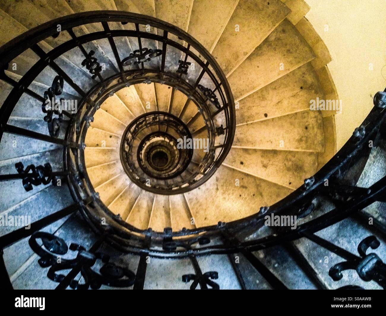 Scala a chiocciola, St. Stephen Basilica. - Immagine stock catturata con smartphone