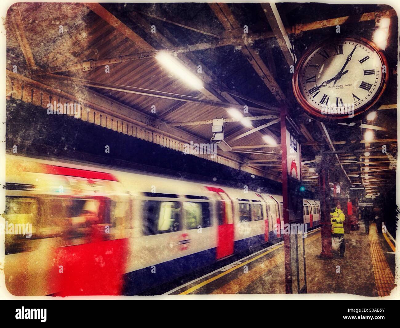 Barons Court stazione della metropolitana piattaforma, London, Regno Unito Foto Stock