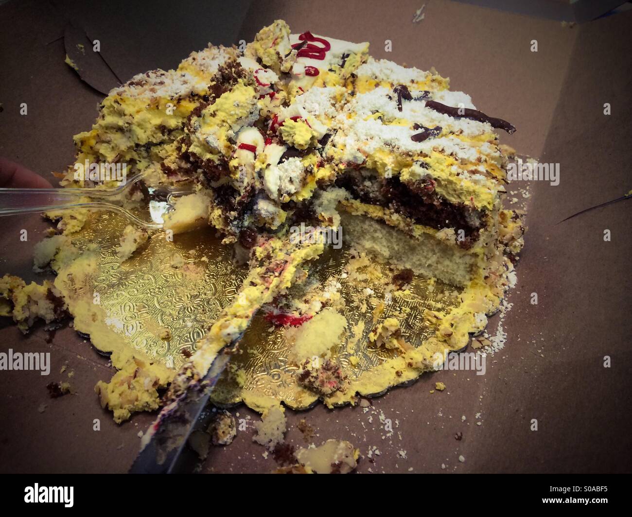 Serve una mezza mangiata bruciato in marmo di mandorla dolce Foto stock -  Alamy