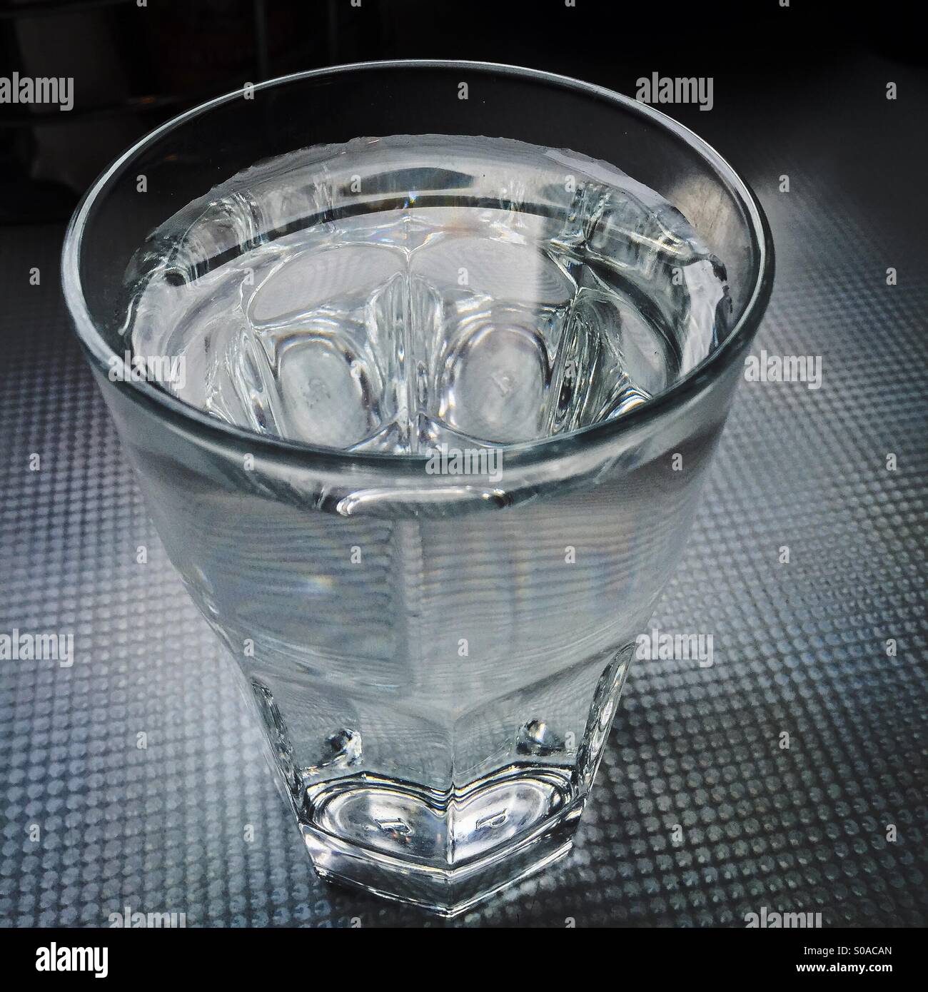 L'acqua in un bicchiere Foto Stock