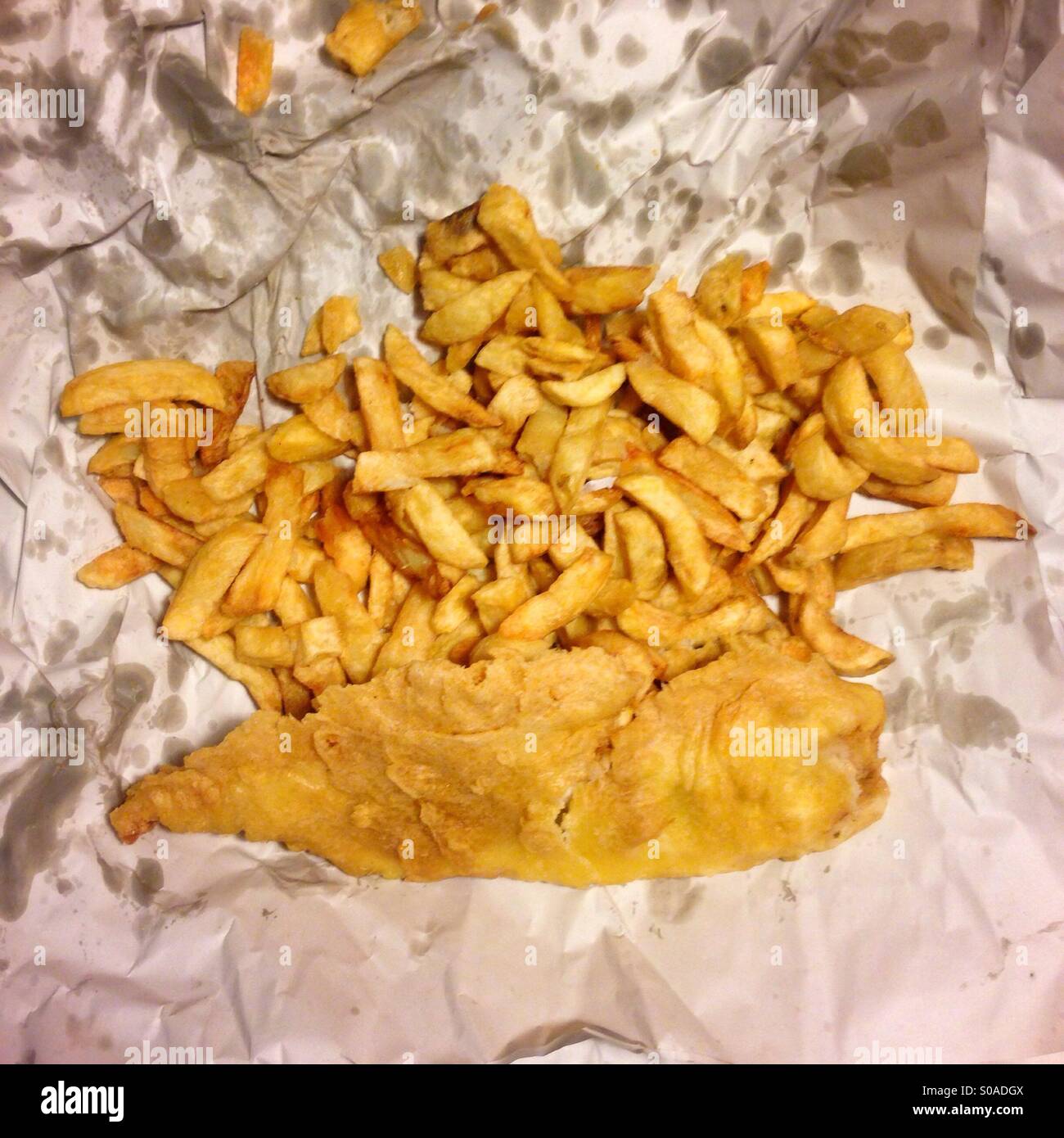 Bistrattato cod e trucioli da parte del pesce e del chip shop - Immagine stock catturata con smartphone
