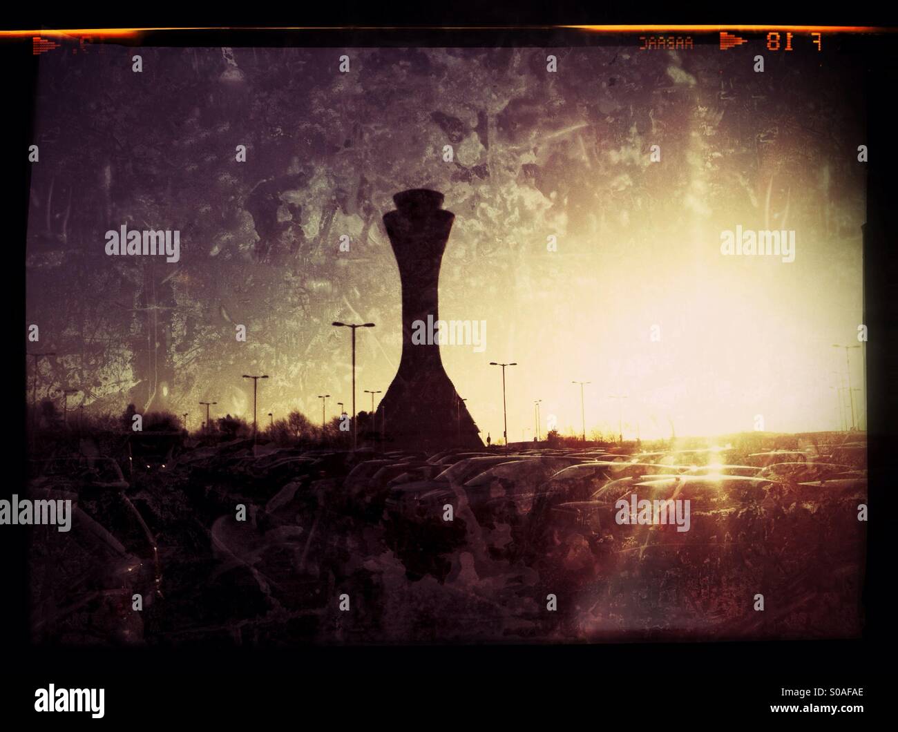 Il controllo del traffico aereo torre al tramonto Foto Stock