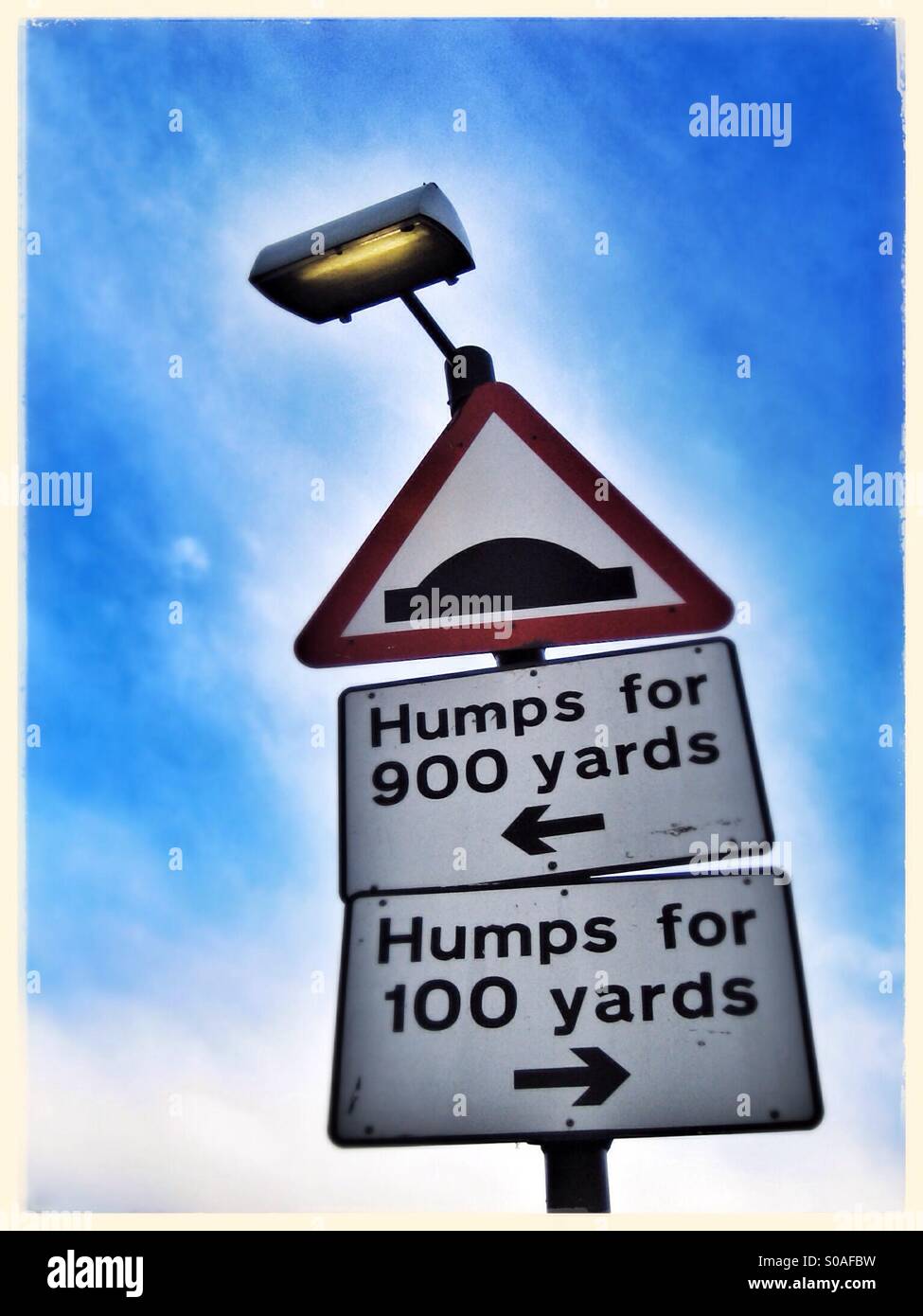 Percorso accidentato, UK cartello stradale di avvertimento di dossi, gobbe. Foto Stock