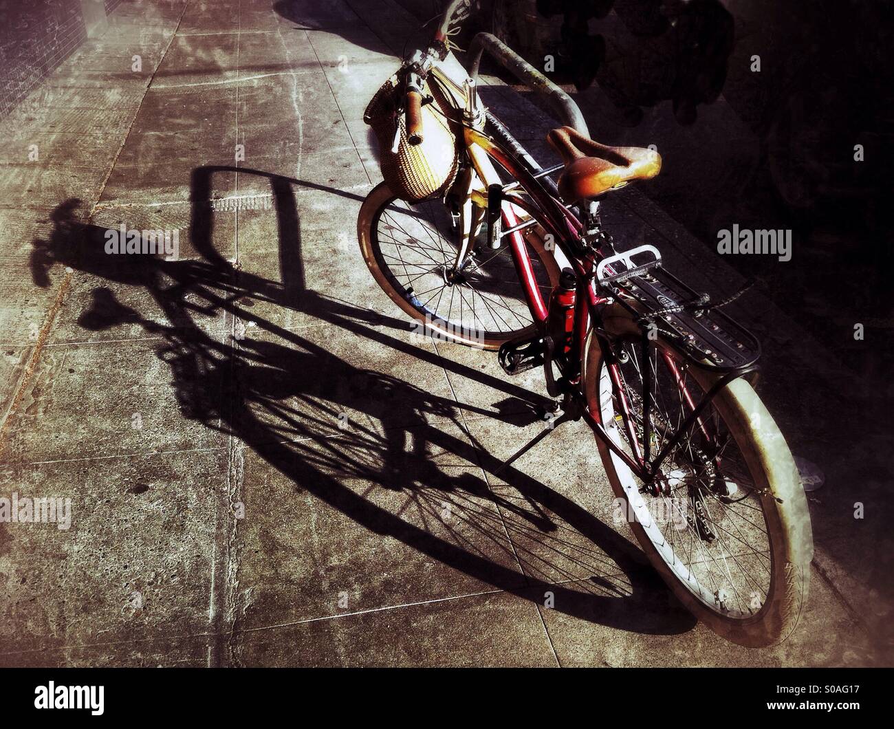 Noleggio parcheggiato su una strada in una giornata di sole con un'ombra Foto Stock