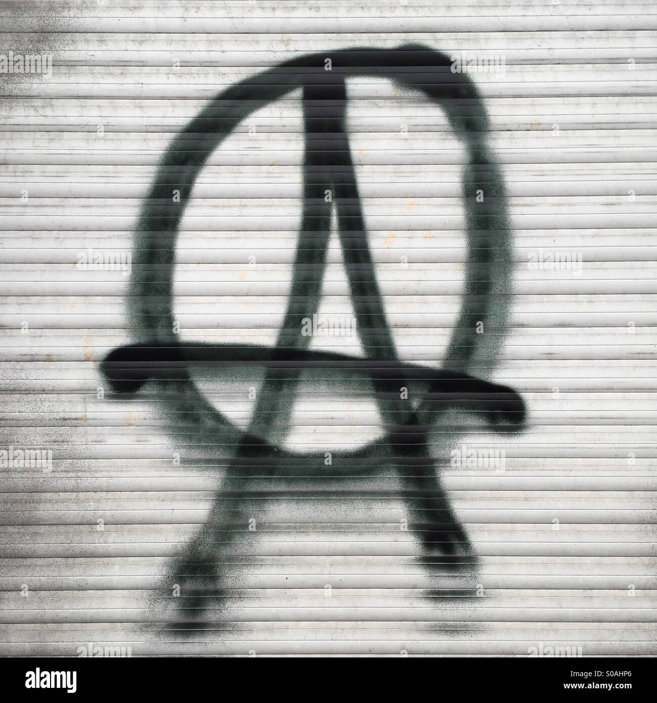 Il simbolo dell'anarchia Circonda Un graffito spruzzato su una parete con vernice nera, simbolo di protesta per la Street art. - Immagine stock catturata con smartphone