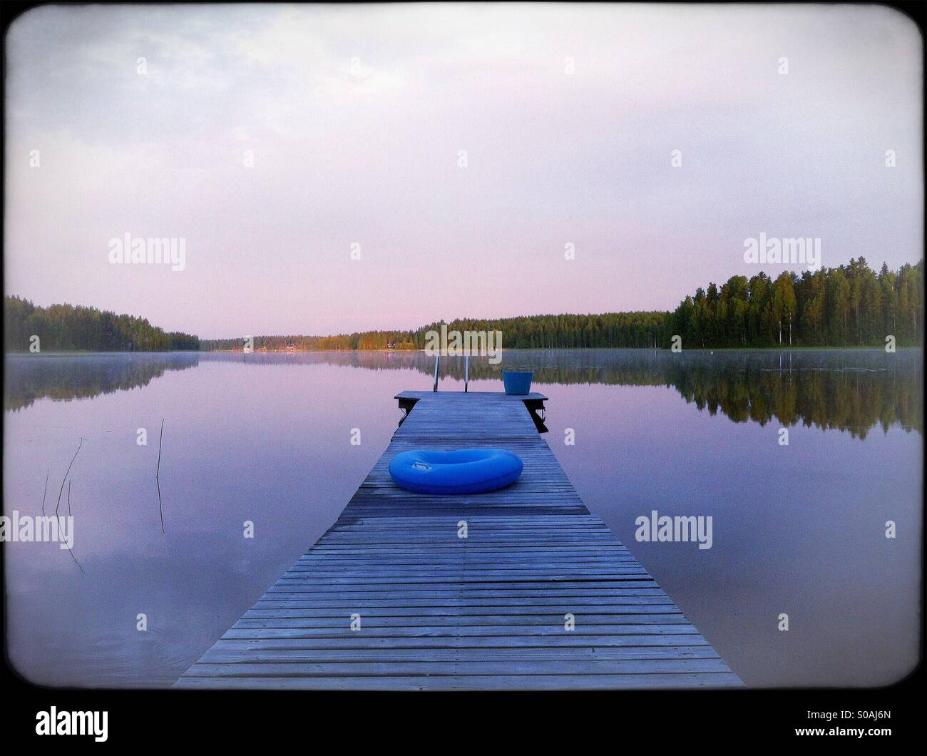 Middsummer notte da un lago in Finlandia Foto Stock