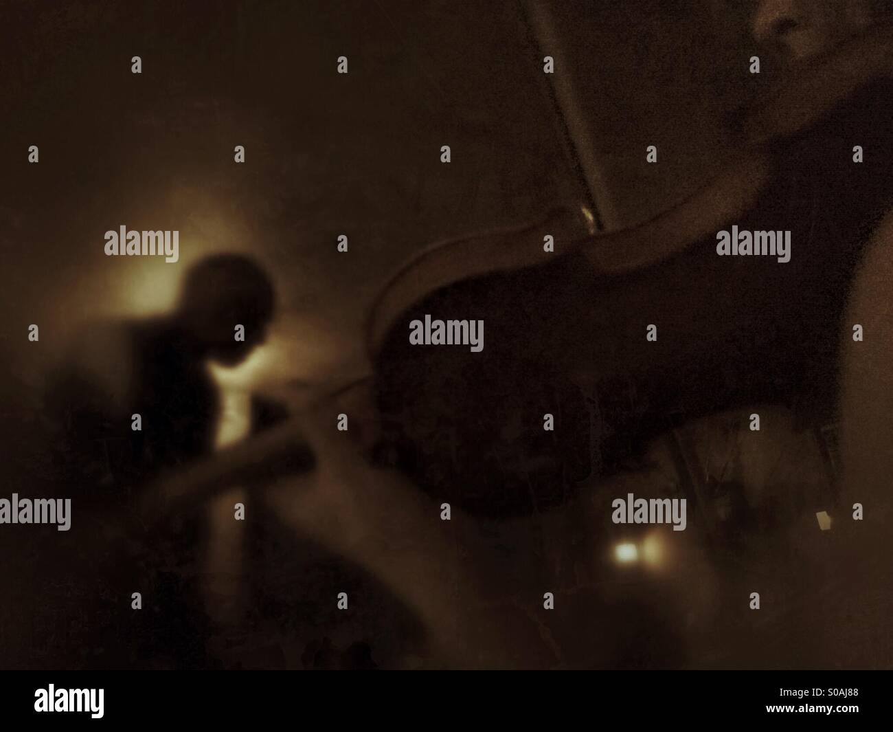 Violinista e cantante in un club - Immagine stock catturata con smartphone