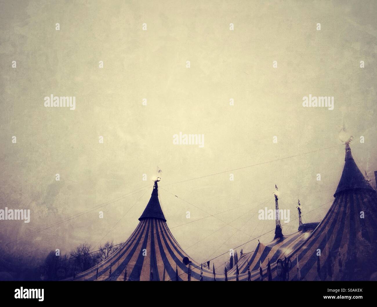 Tenda del circo cime nel cielo cupo Foto Stock
