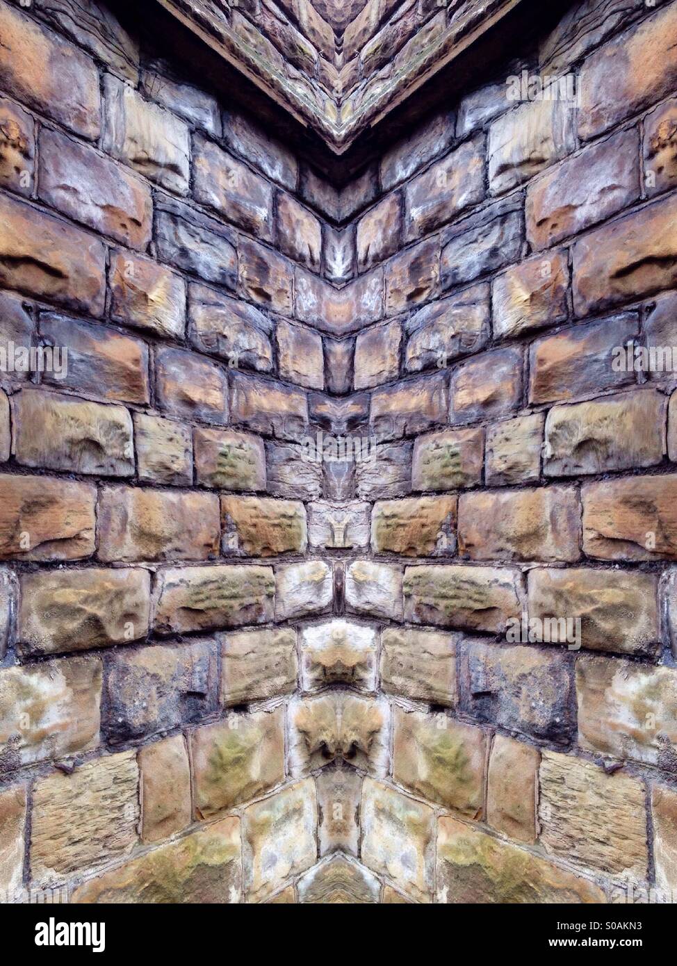 Astratto foto simmetrica di un muro di pietra - Immagine stock catturata con smartphone