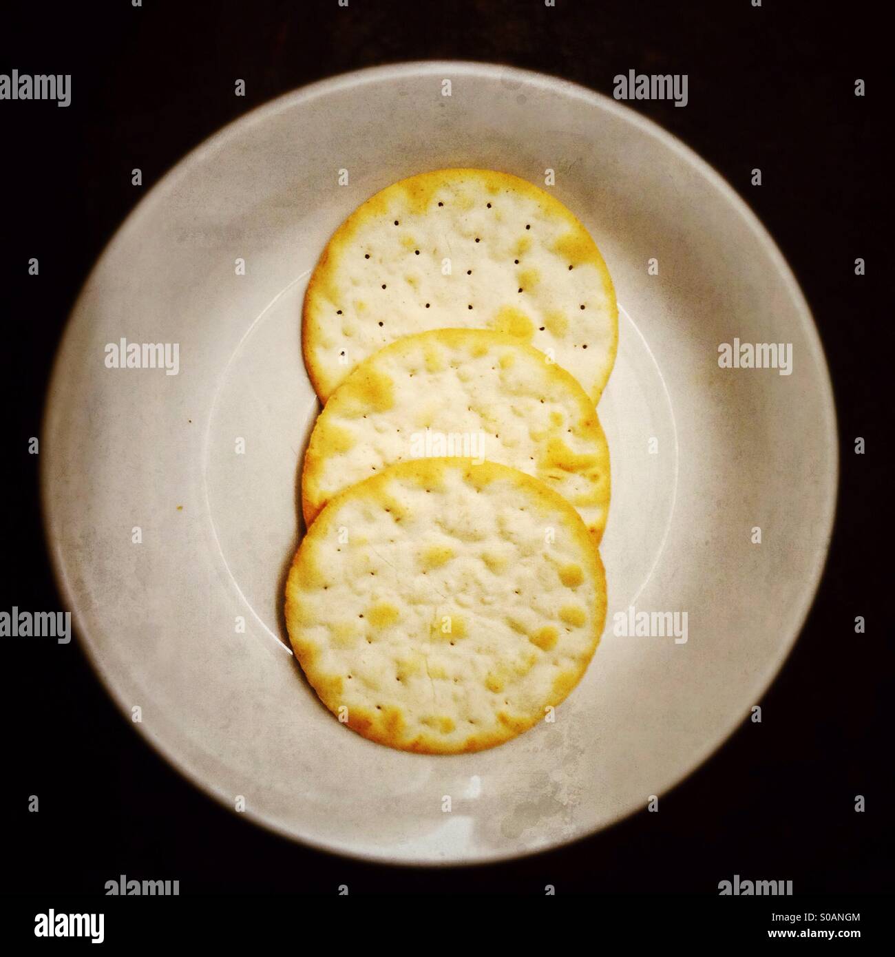 Tre i cracker i biscotti su una piastra. - Immagine stock catturata con smartphone