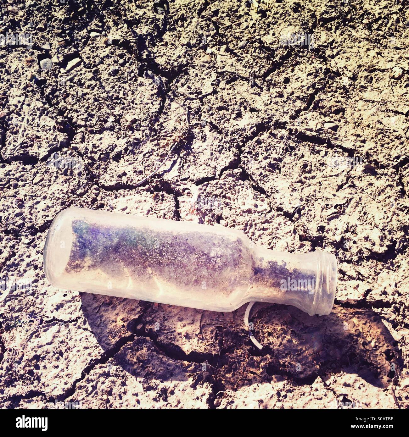 Un vuoto, vecchia bottiglia di vetro giace sul pavimento del deserto in Utah occidentale. Foto Stock