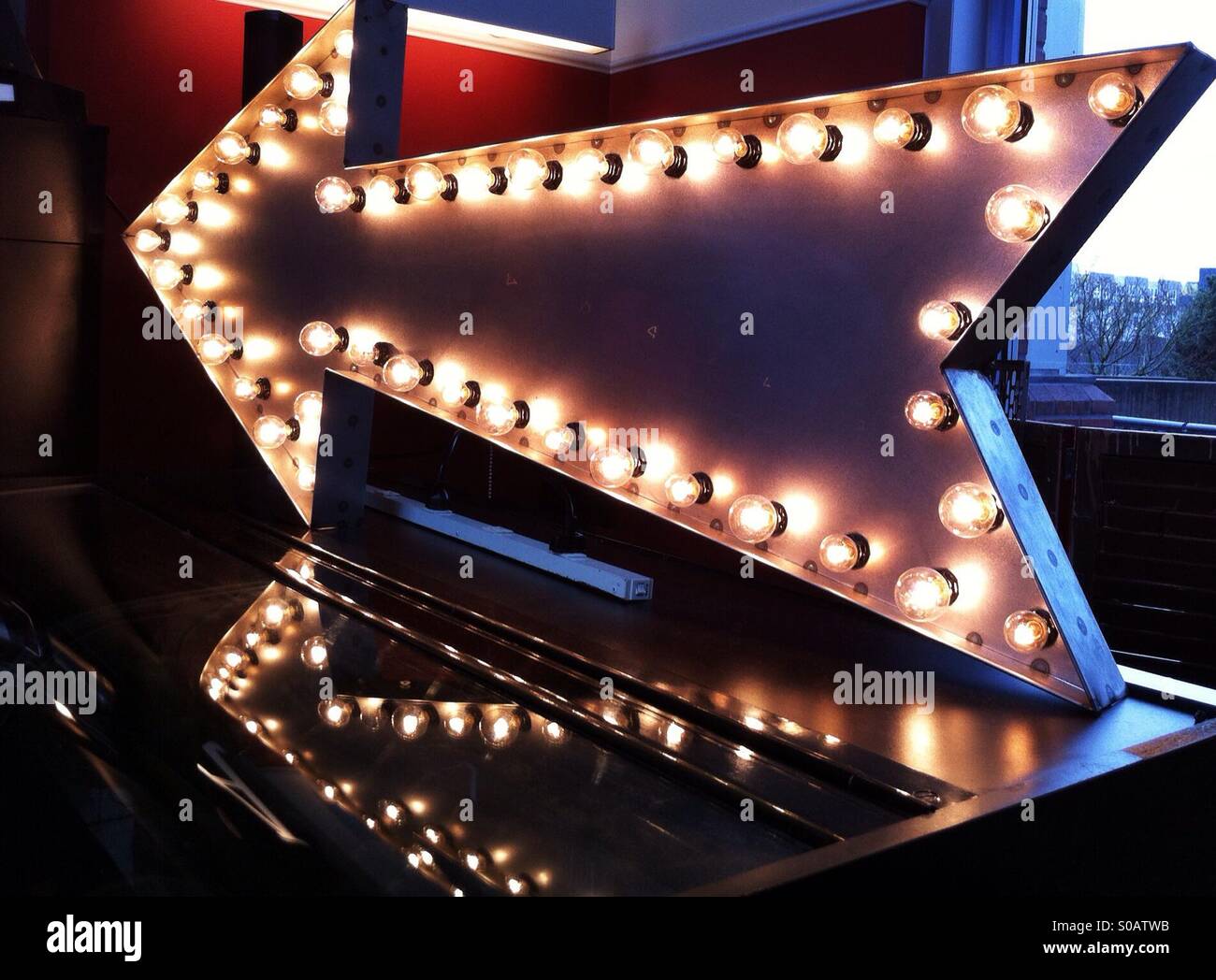 Freccia di metallo con luci rivolte verso sinistra - Immagine stock catturata con smartphone