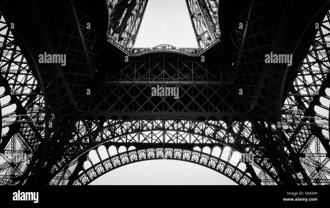La Torre Eiffel dal di sotto Foto Stock