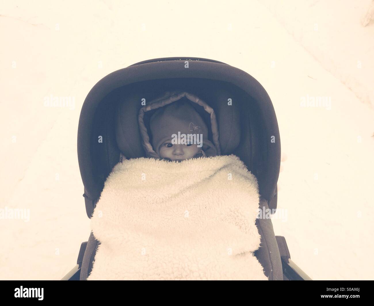 Passeggiate sulla neve con il passeggino - Immagine stock catturata con smartphone