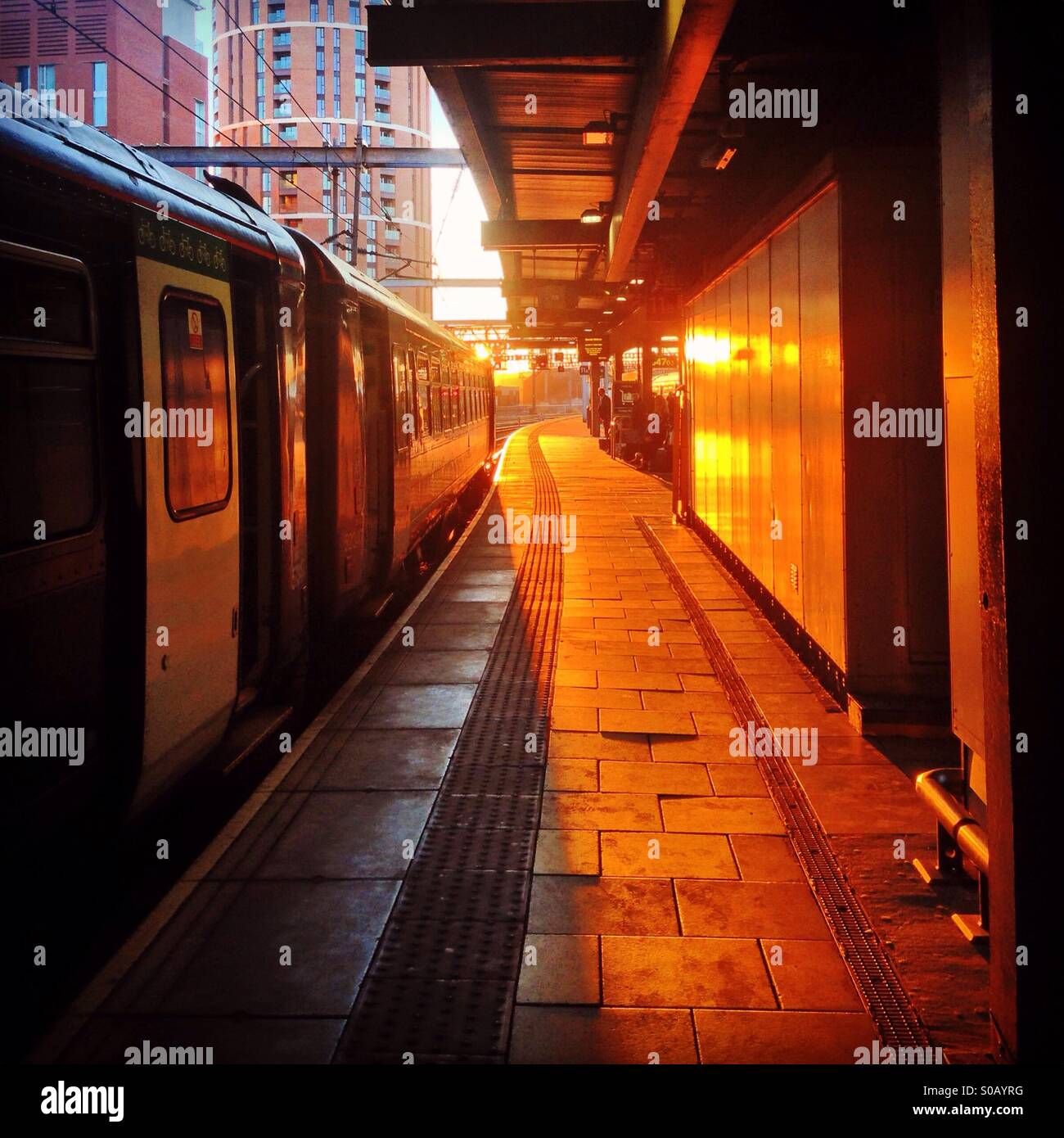 Tramonto sulla stazione ferroviaria platform Foto Stock