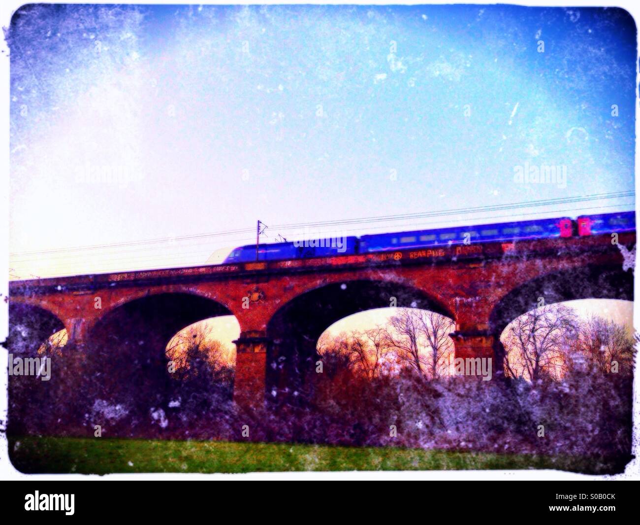 Treno che passa sopra la Wharncliffe viadotto, Hanwell, London Borough of Ealing, West London, England, Regno Unito, Europa Foto Stock