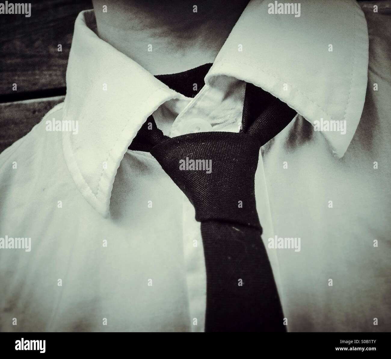 Uomo con camicia e cravatta Foto Stock