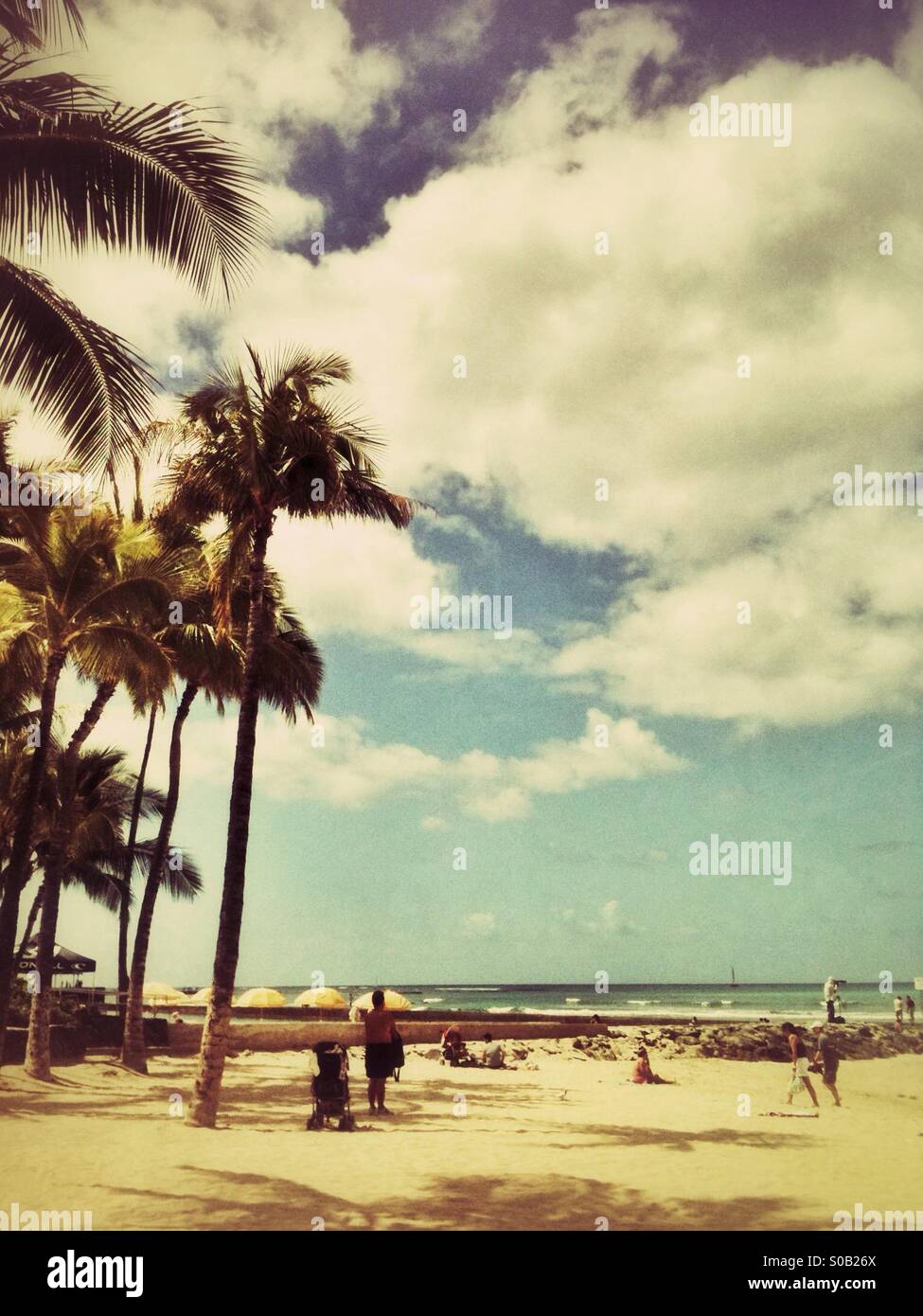 La spiaggia di Waikiki e in una giornata di sole Foto Stock