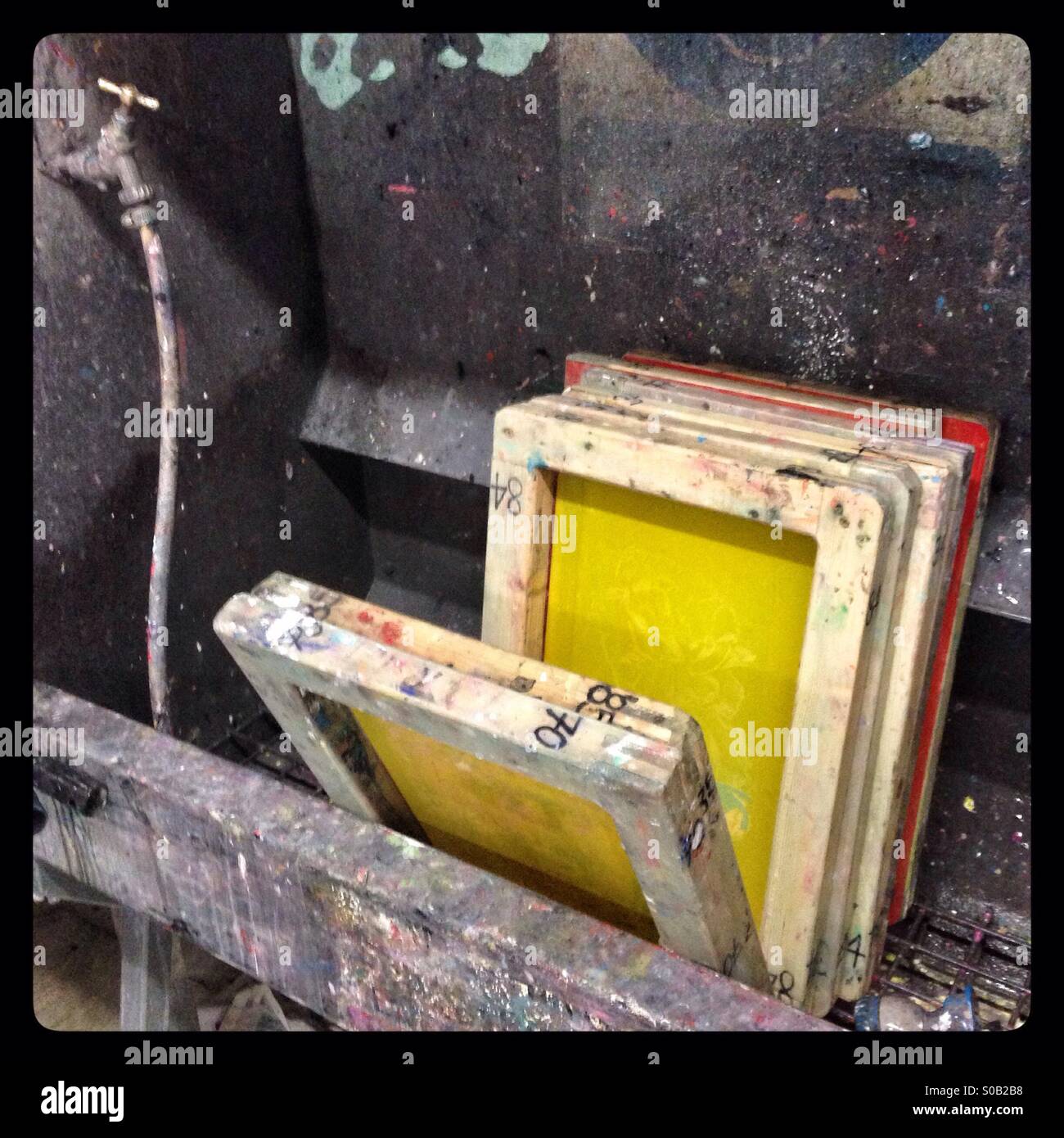 La stampa serigrafica, stampanti schermate in una cabina di lavaggio in attesa di essere pulito Foto Stock