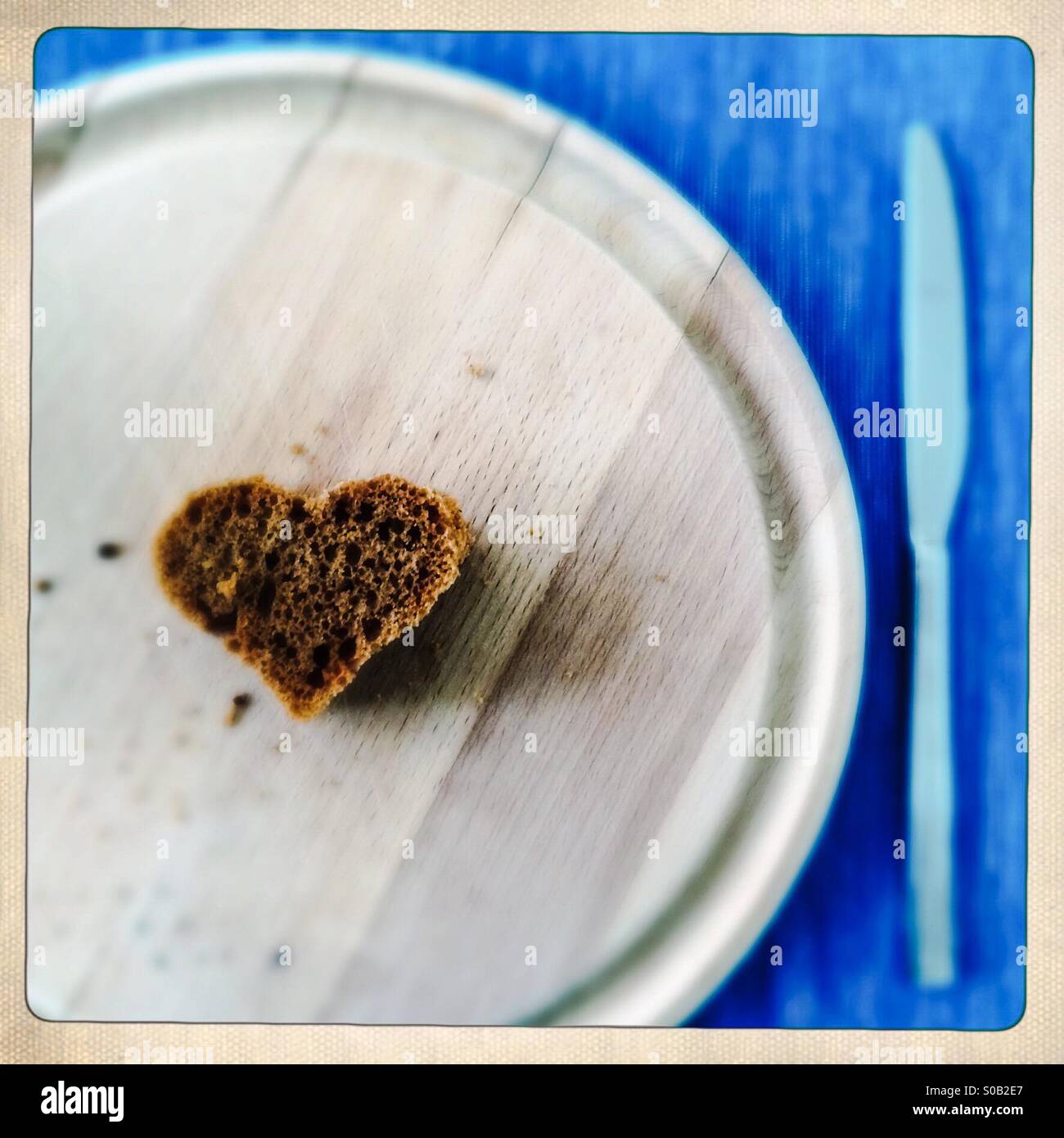 Tazza di caffè con torta a forma di cuore in primo piano letto. Buongiorno.  Colazione. San Valentino Foto stock - Alamy