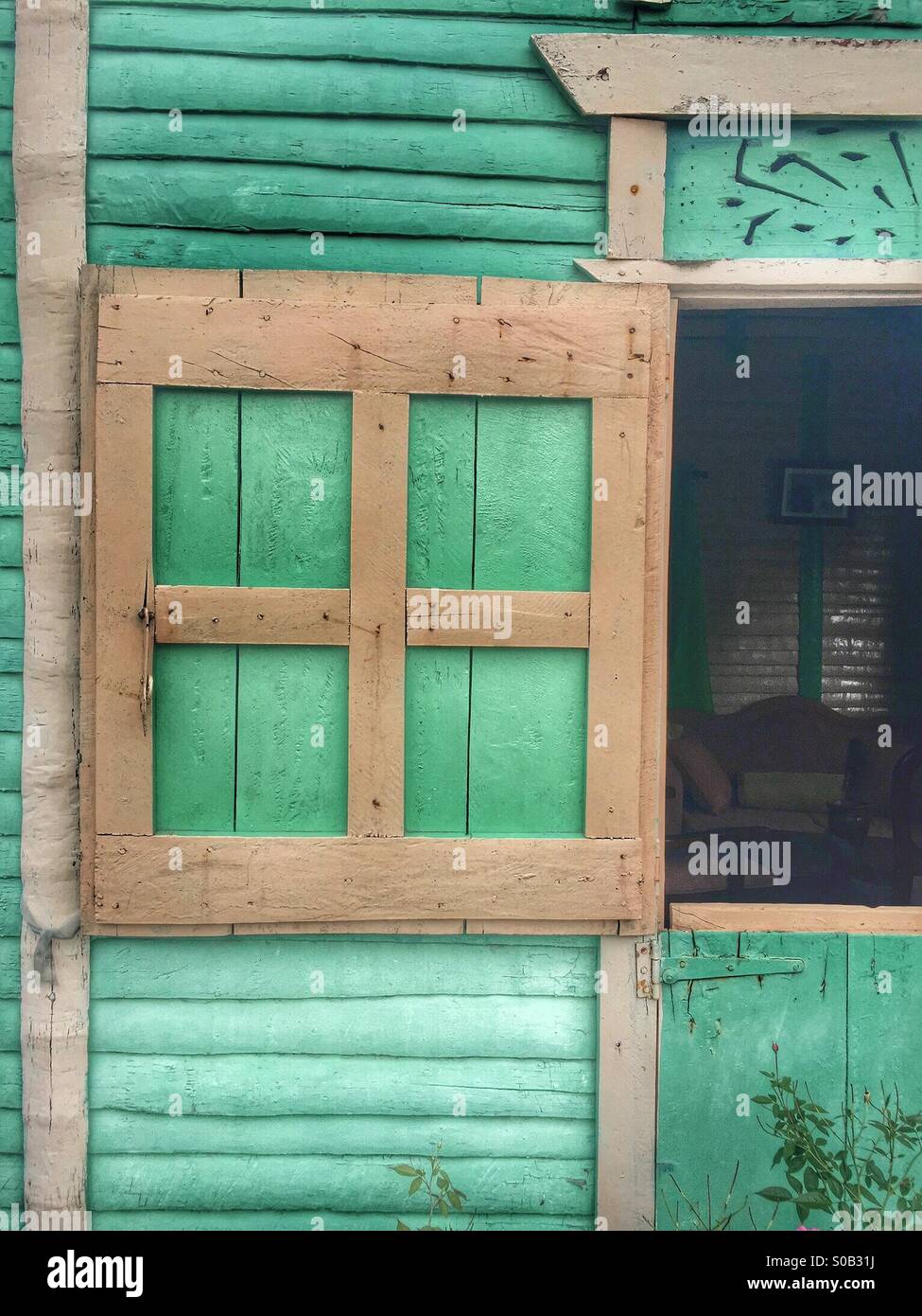 Finestra in un tropicale Terzo mondo Home Foto Stock