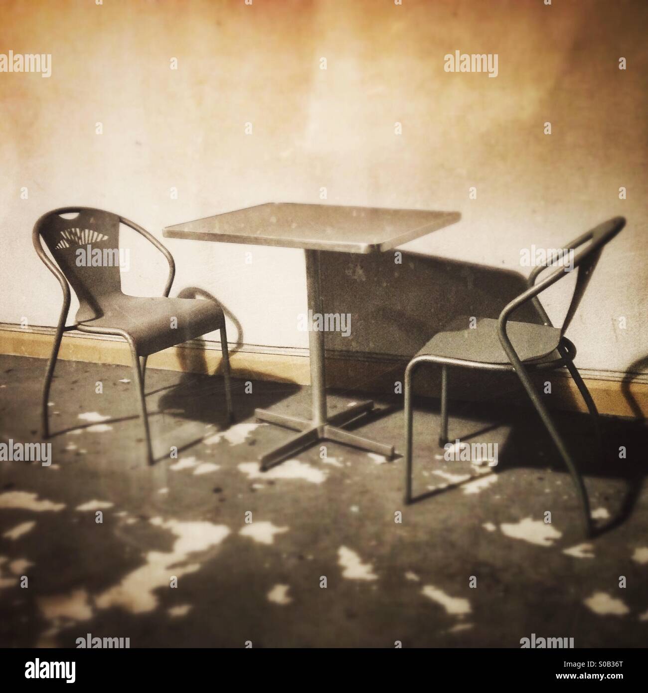 Due sedie vuote e un tavolo in Vintage retrò toni seppia Foto Stock