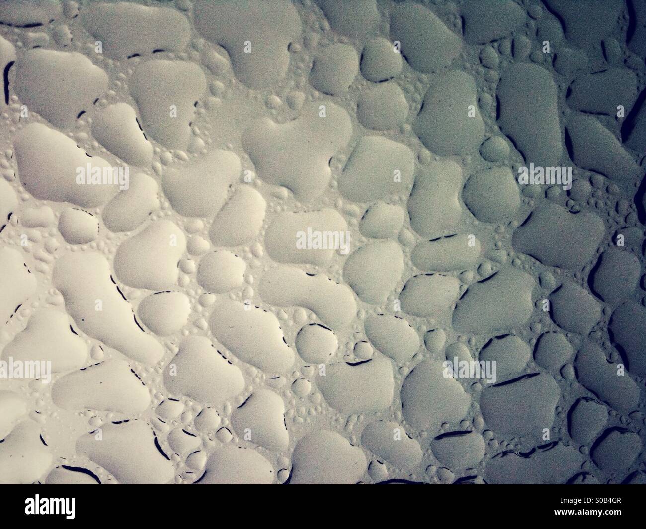 Gocce d'acqua sul vetro - Immagine stock catturata con smartphone