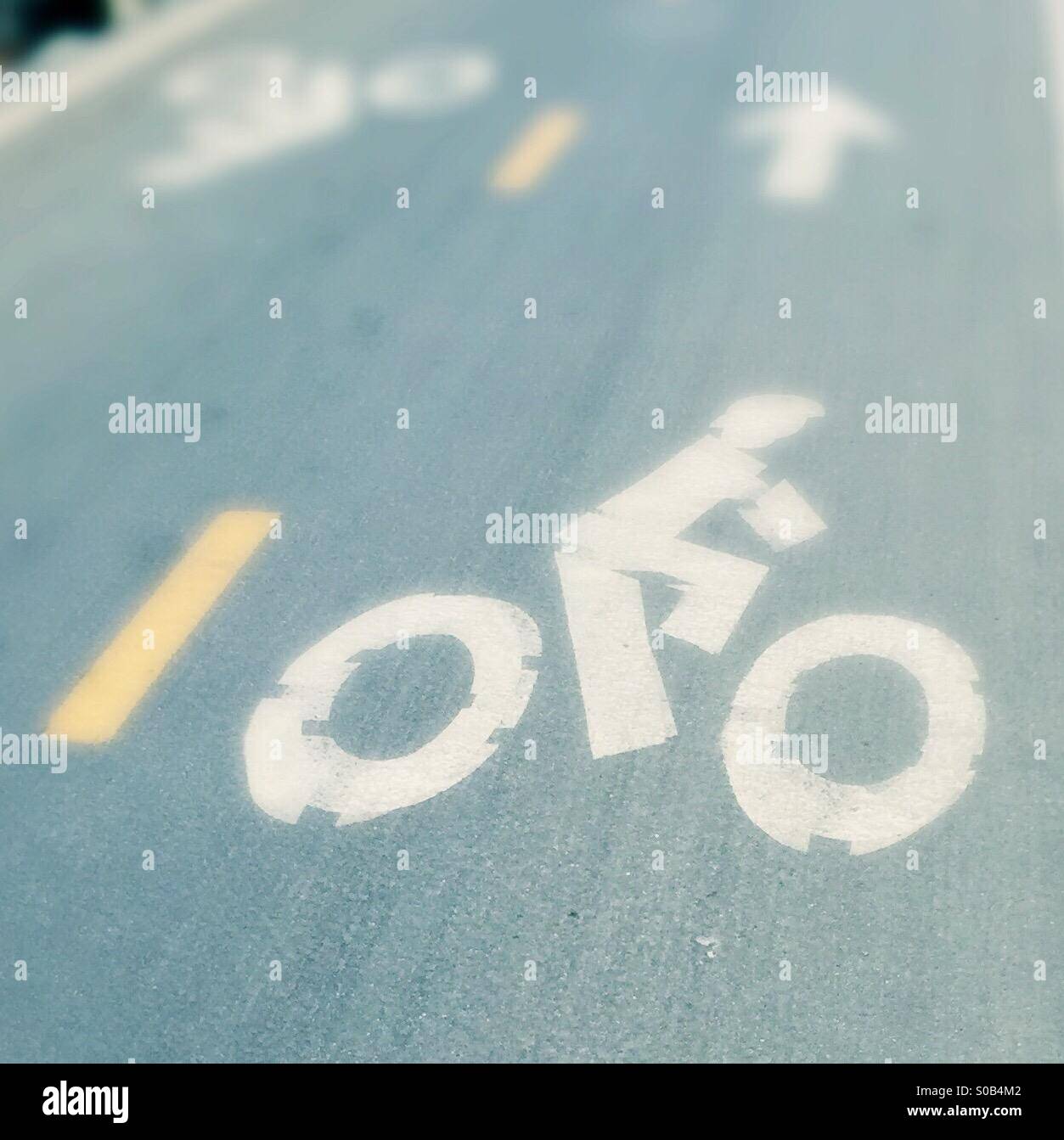 Un segno di bicicletta su una bici al percorso. Manhattan Beach, California USA. - Immagine stock catturata con smartphone