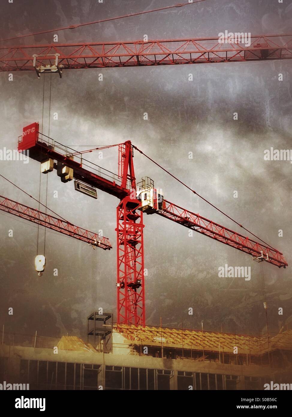 Alta gru a torre su un sito di costruzione Foto Stock