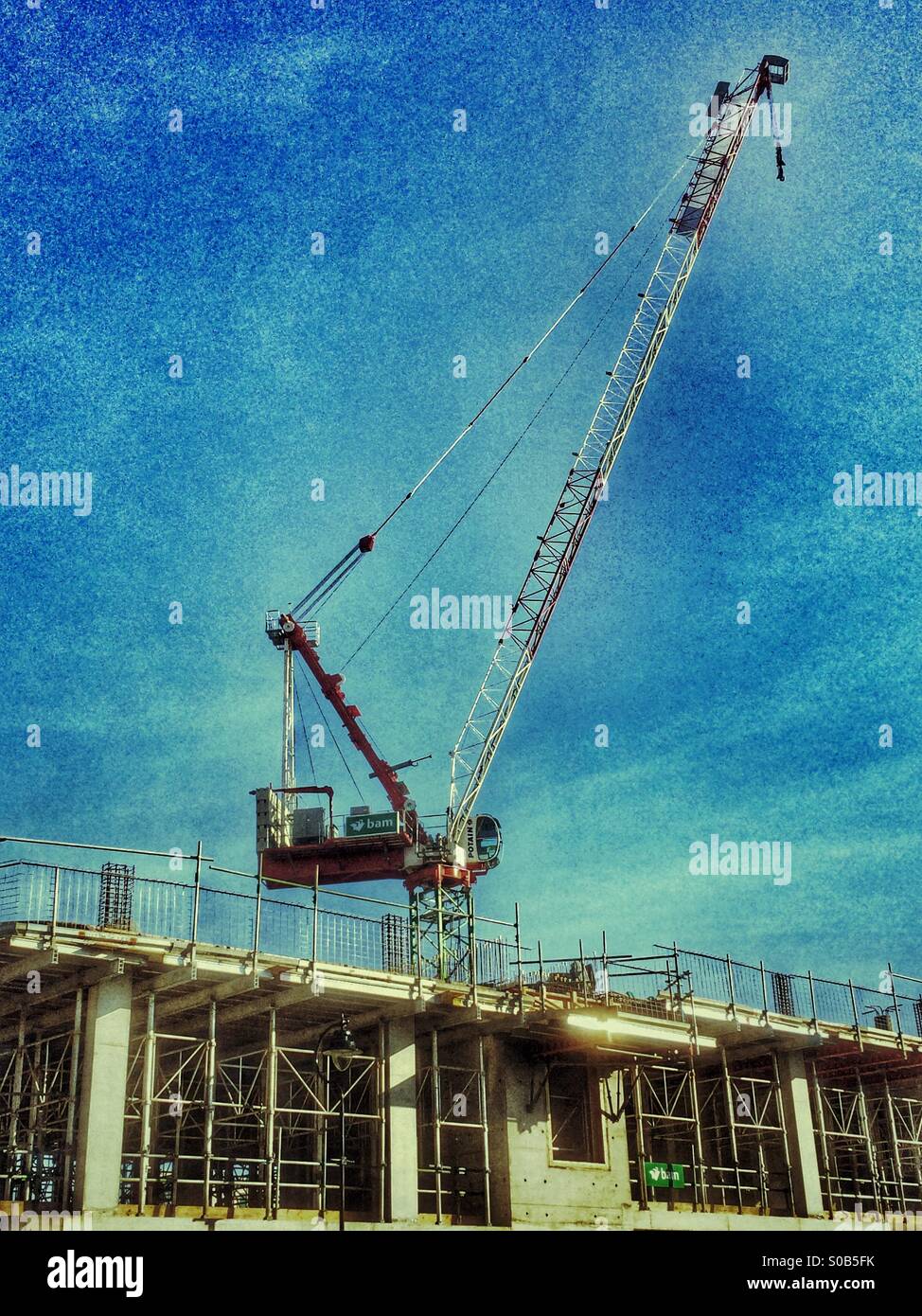 Alta torre gru su un sito di costruzione - Immagine stock catturata con smartphone