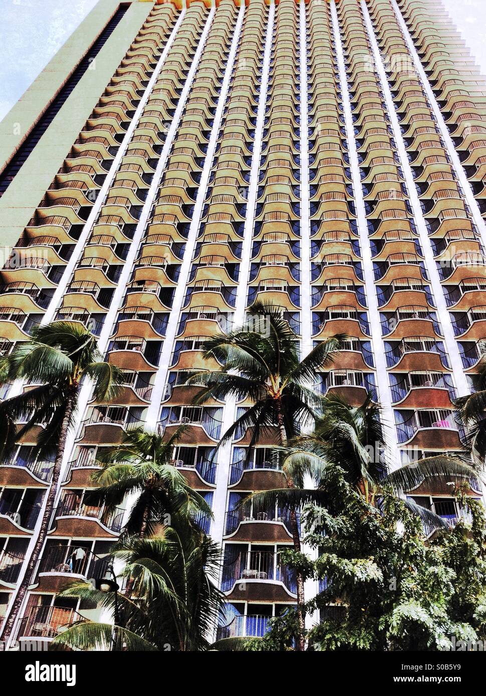 Alto hotel a Honolulu vicino alla spiaggia di Waikiki, Hawaii Foto Stock