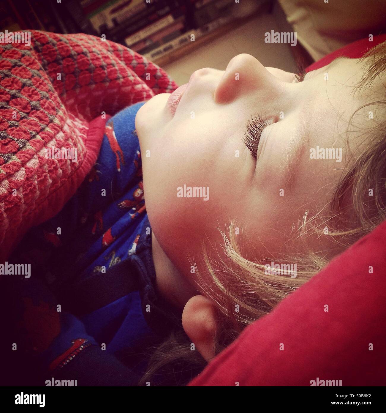Bambino che dorme - Immagine stock catturata con smartphone