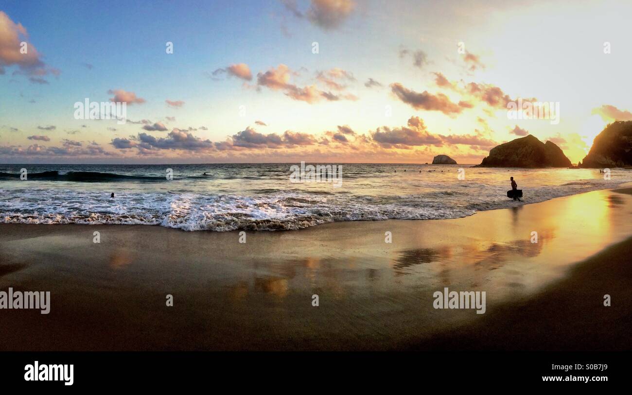 Surfisti a Zipolite Beach, Oaxca, Messico Foto Stock