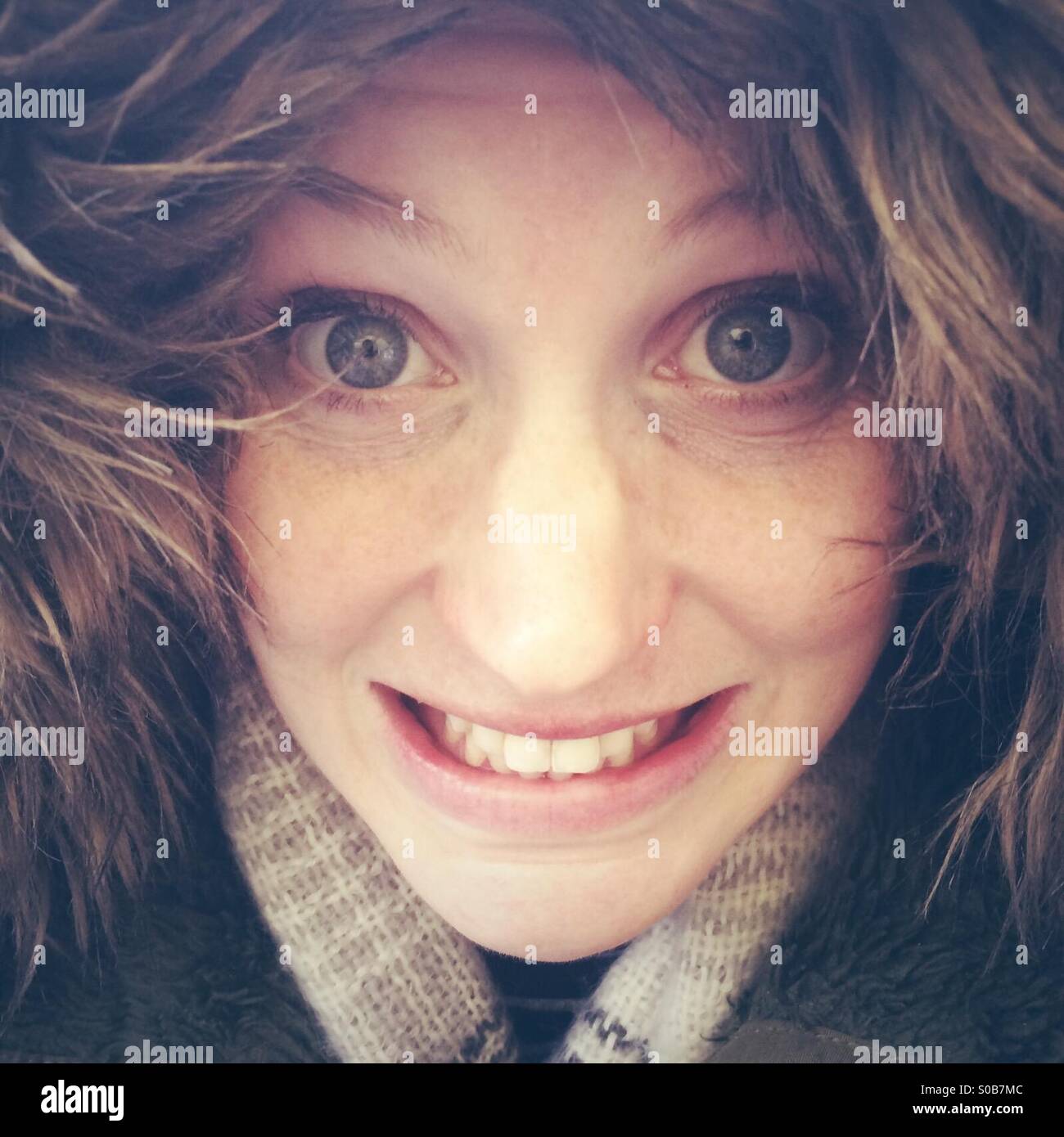 Ragazza sorridente in un parka cofano Foto Stock