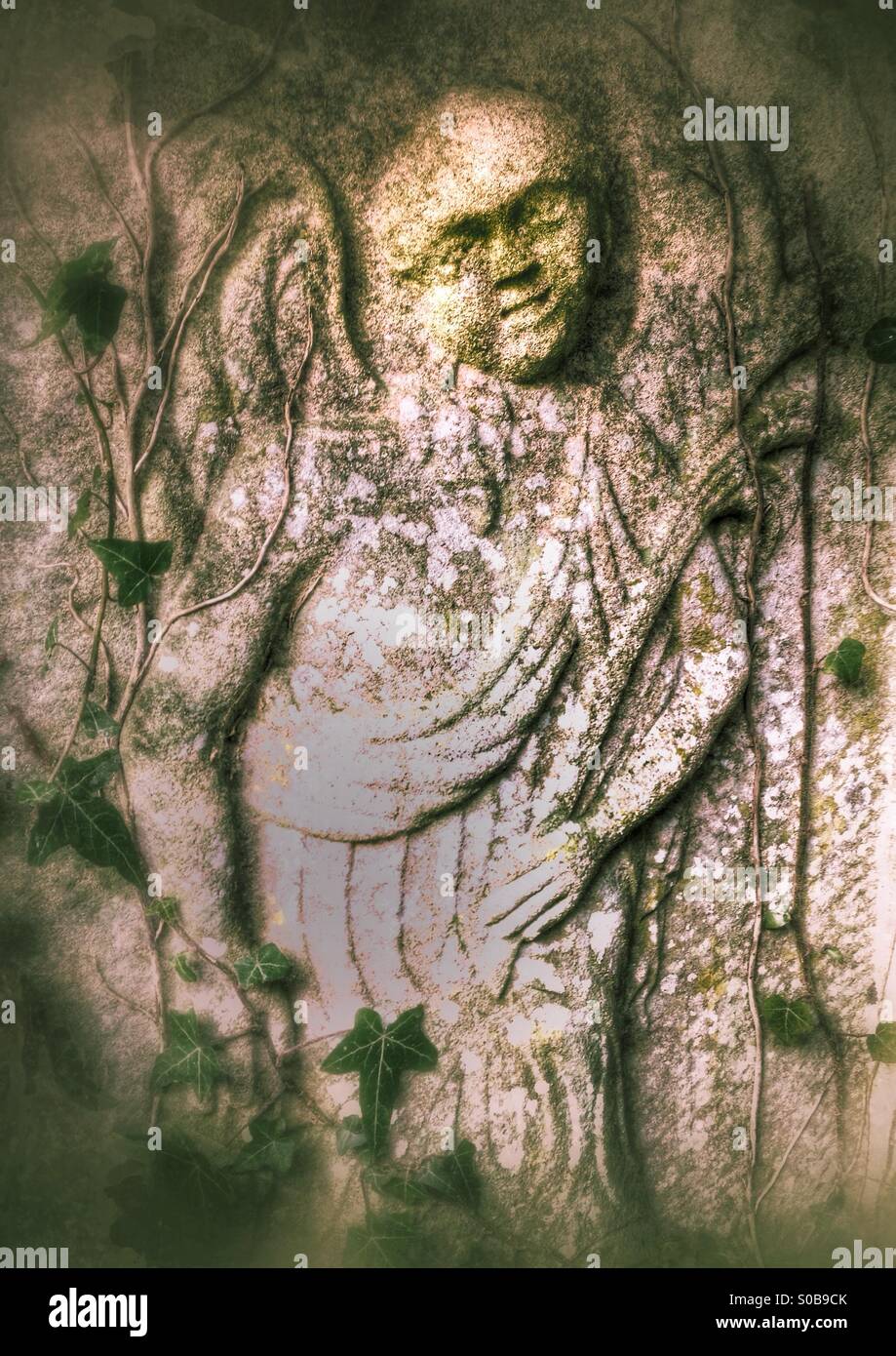 Angelo scolpito sulla pietra tombale. Ancaster, Lincolnshire, Inghilterra. Foto Stock