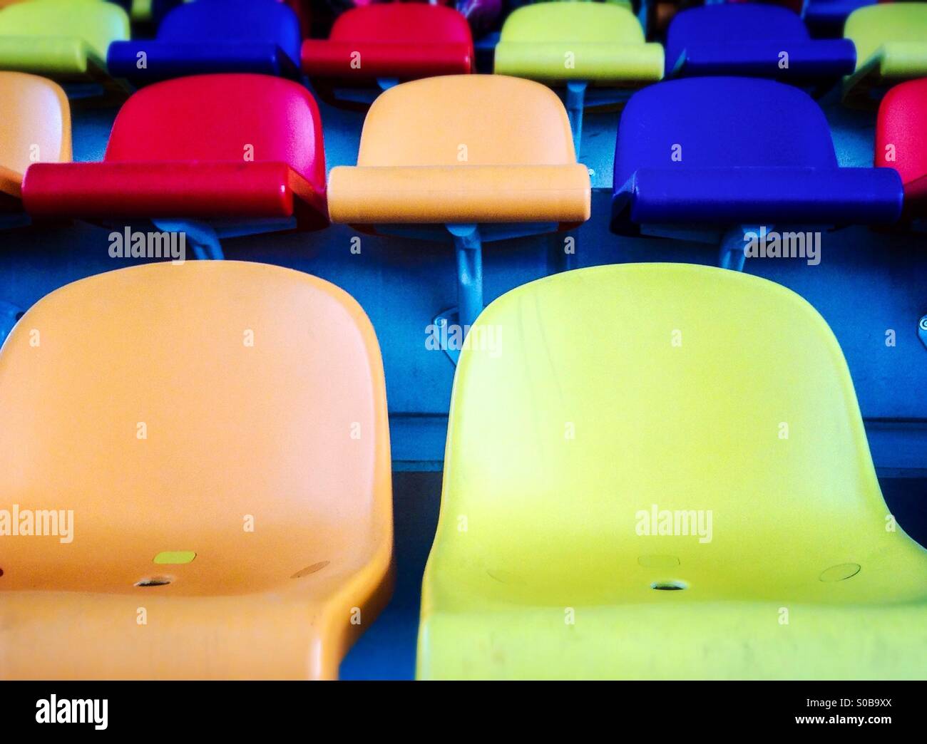 Sedi colorate in uno stadio sportivo Foto Stock
