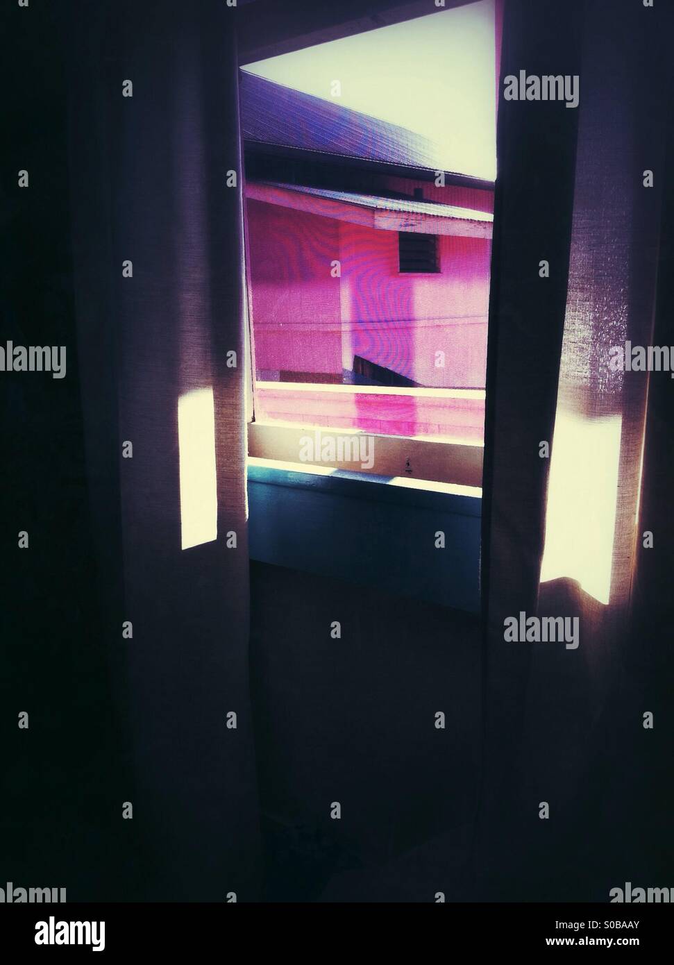 Parete rosa attraverso le tende Foto Stock