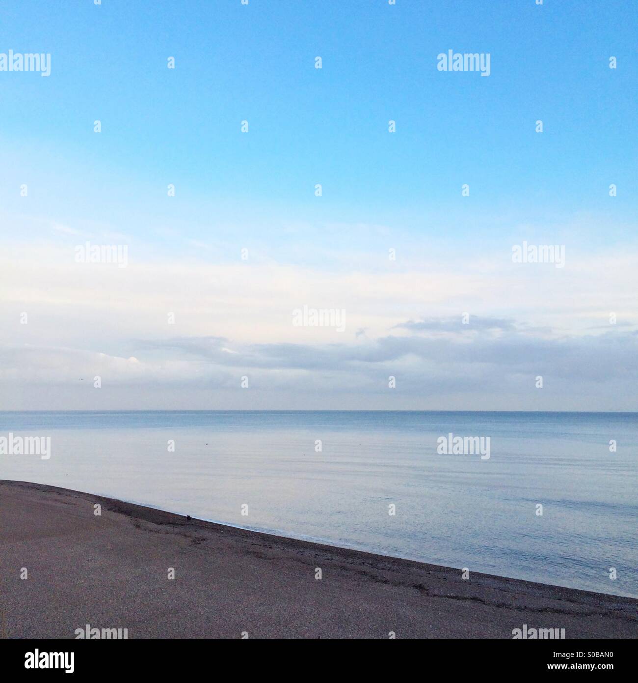 Un calmo e tranquillo mare - Immagine stock catturata con smartphone