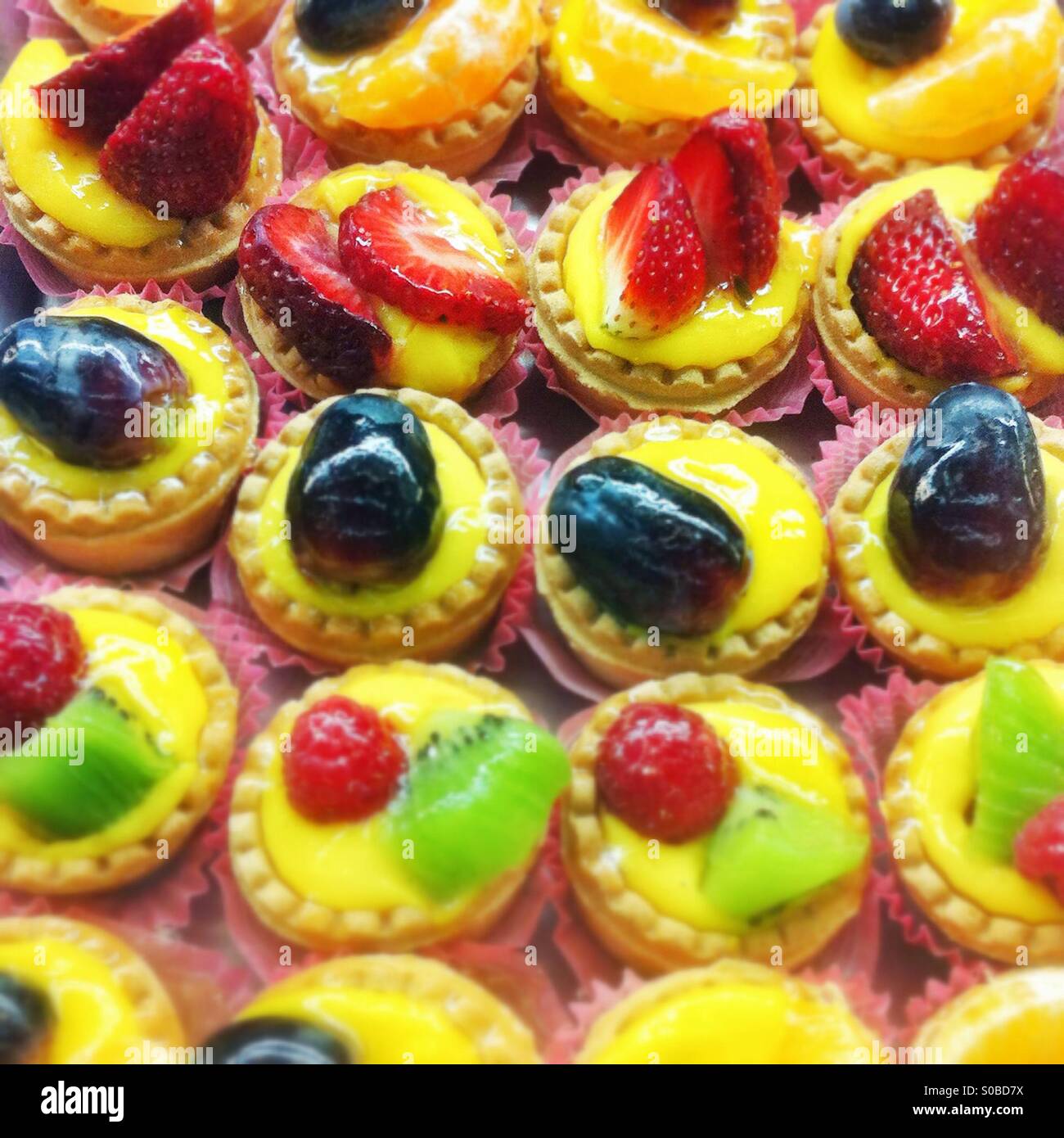 Miniatura crostate di frutta in un italiano di pasticceria o panificio Foto Stock