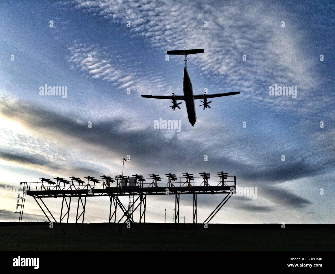 Flybe Bombardier Dash 8 aeromobile a turboelica sull approccio finale di atterrare all'Aeroporto Internazionale di Leeds Bradford nel West Yorkshire - Immagine stock catturata con smartphone